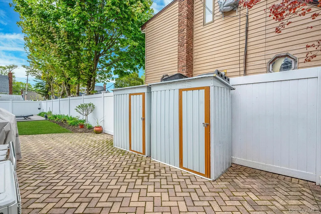 320 28th Street Lindenhurst NY 11757