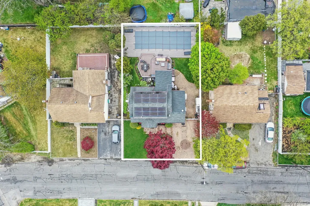 320 28th Street Lindenhurst NY 11757