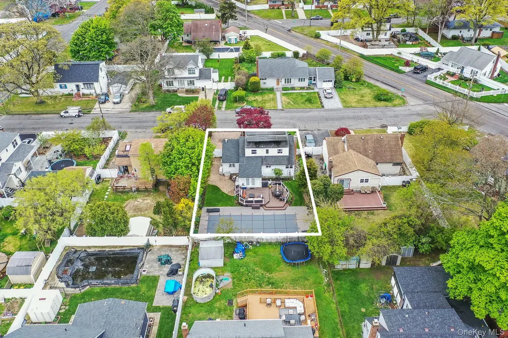320 28th Street Lindenhurst NY 11757