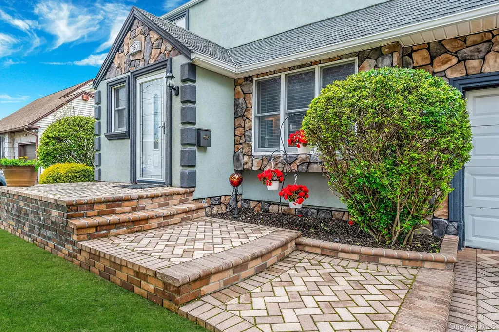 320 28th Street Lindenhurst NY 11757