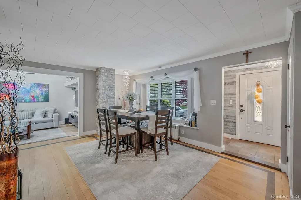 320 28th Street Lindenhurst NY 11757