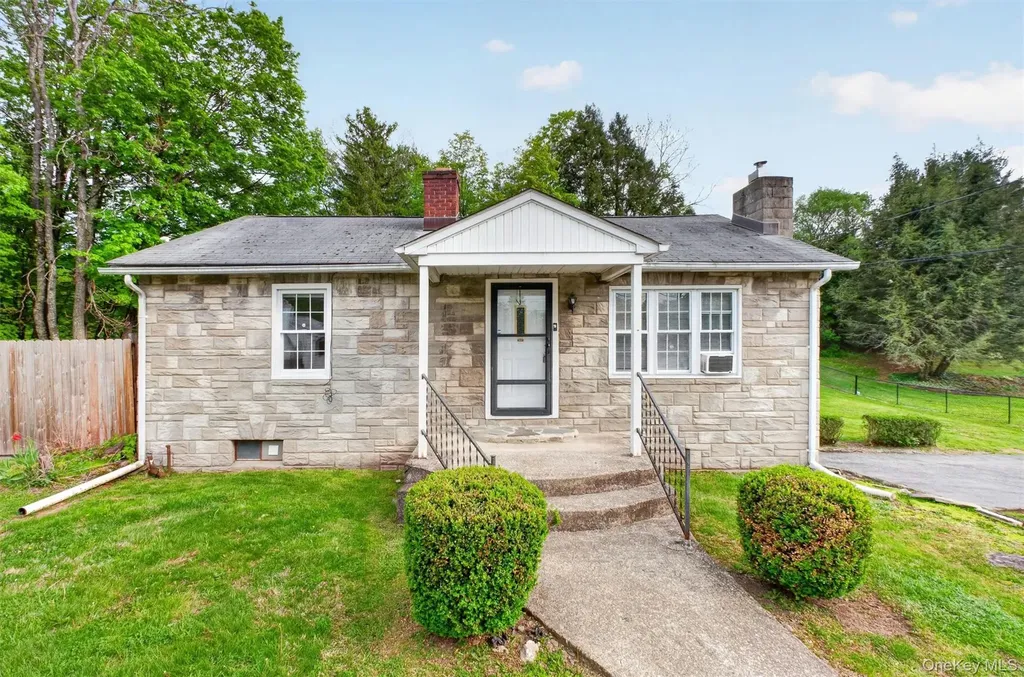 17 Holt Road Hyde Park NY 12538