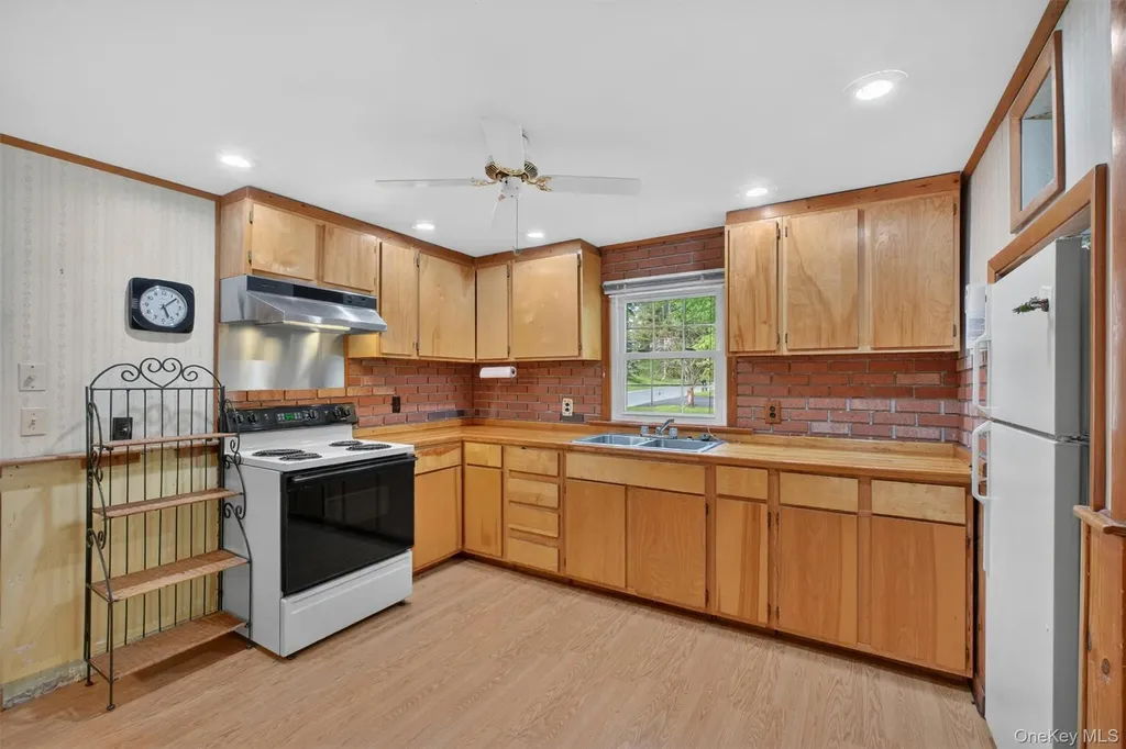 17 Holt Road Hyde Park NY 12538