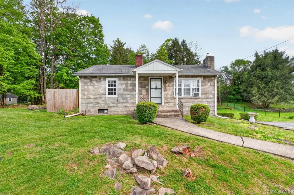 17 Holt Road Hyde Park NY 12538