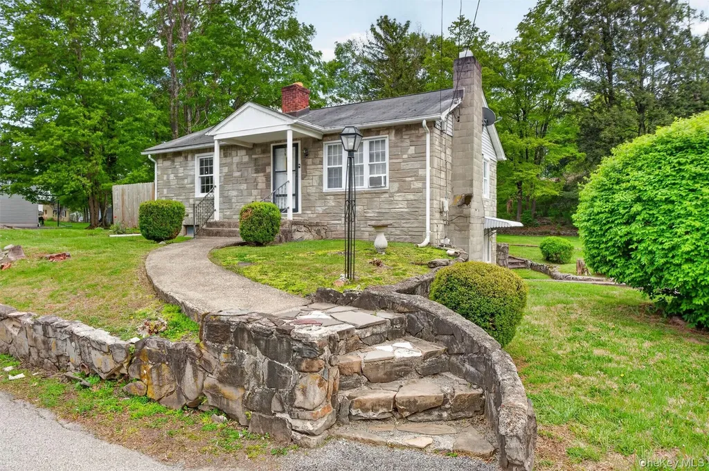 17 Holt Road Hyde Park NY 12538