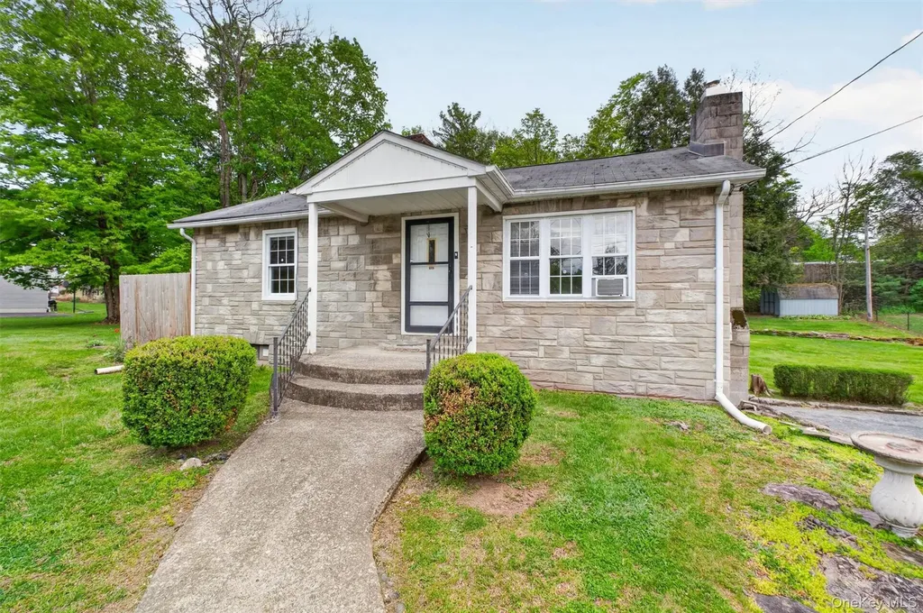 17 Holt Road Hyde Park NY 12538