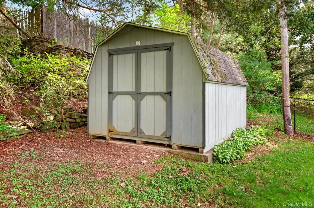 17 Holt Road Hyde Park NY 12538