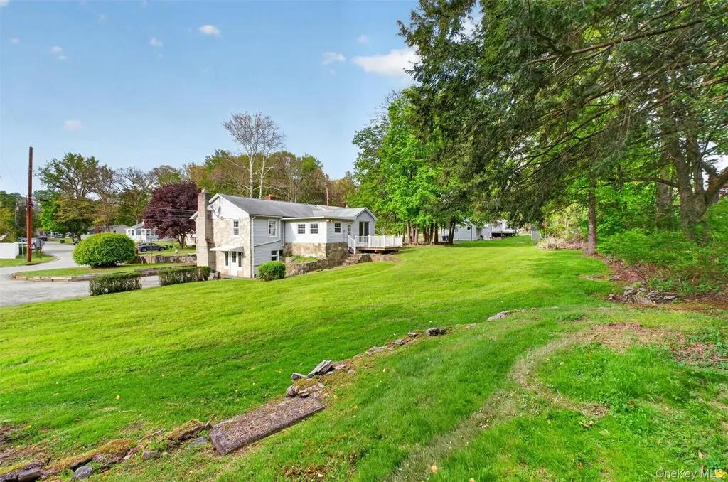 17 Holt Road Hyde Park NY 12538