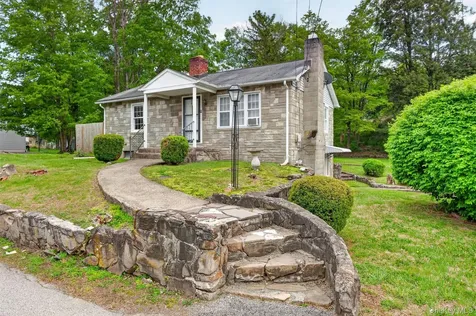 17 Holt Road Hyde Park NY 12538