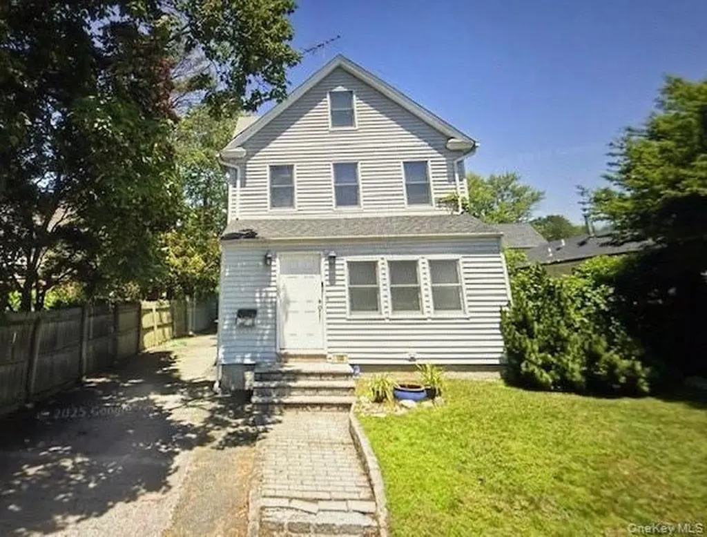 105 Bayview Avenue Manhasset NY 11030