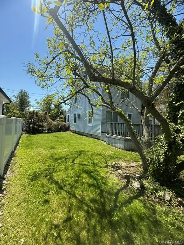 105 Bayview Avenue Manhasset NY 11030