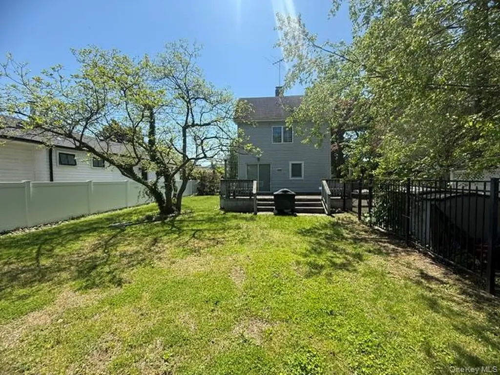 105 Bayview Avenue Manhasset NY 11030