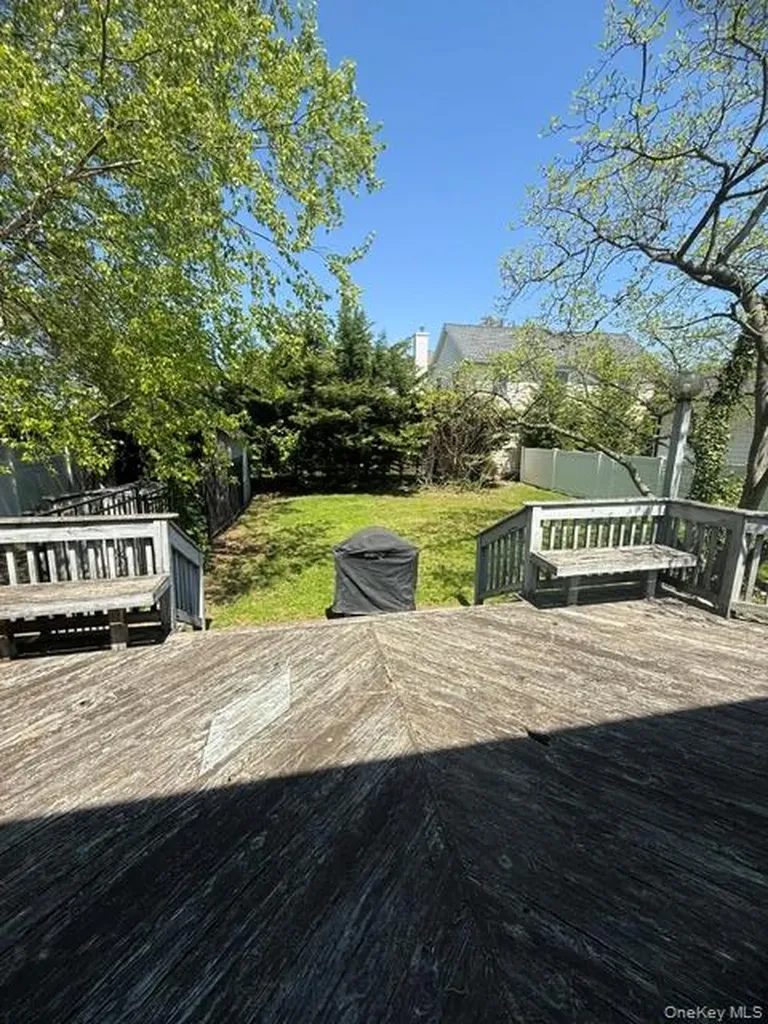 105 Bayview Avenue Manhasset NY 11030