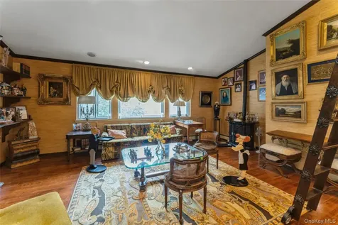 84 Nottingham Road Manhasset Hills NY 11040