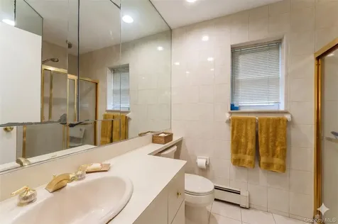 84 Nottingham Road Manhasset Hills NY 11040