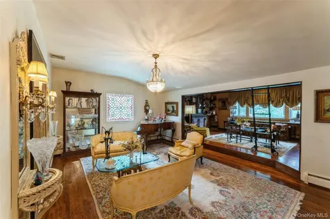84 Nottingham Road Manhasset Hills NY 11040