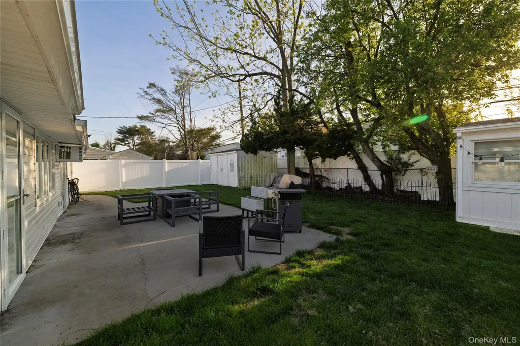 10 Rural Lane Levittown NY 11756