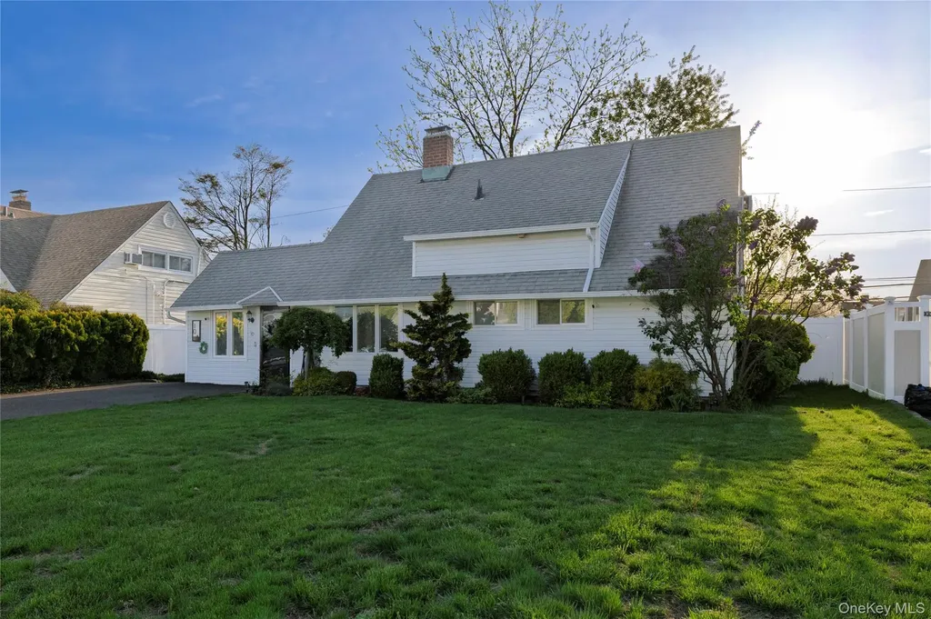 10 Rural Lane Levittown NY 11756