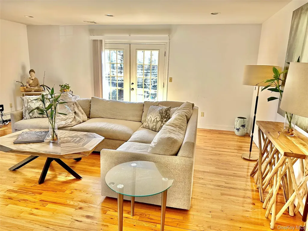 37 Hickory Port Washington NY 11050