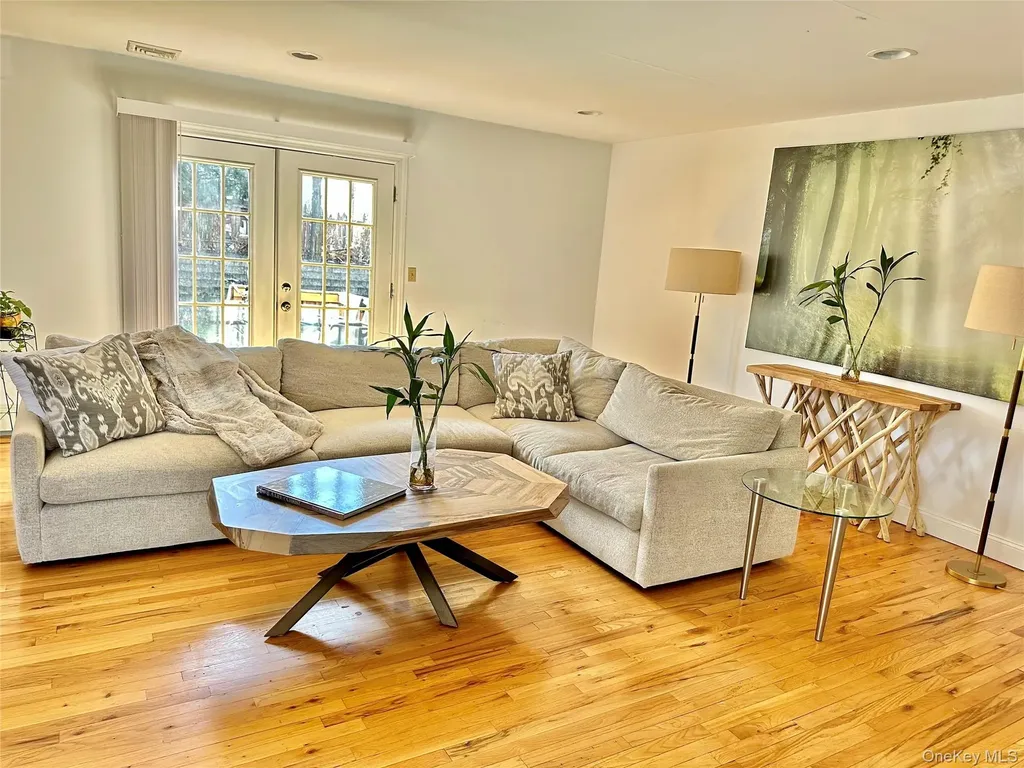 37 Hickory Port Washington NY 11050