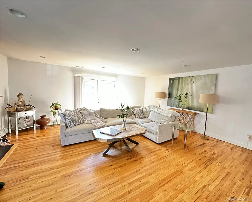 37 Hickory Port Washington NY 11050