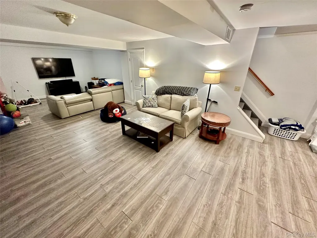 37 Hickory Port Washington NY 11050