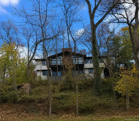 27 Parkway Drive Roslyn Heights NY 11577