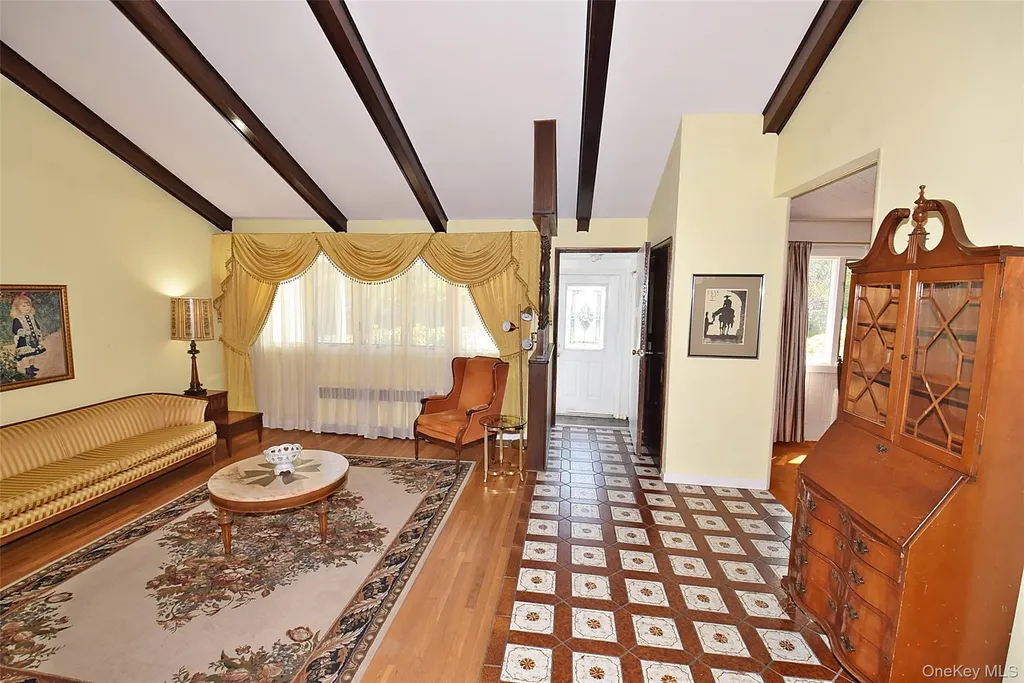 10 Tacoma Lane Syosset NY 11791