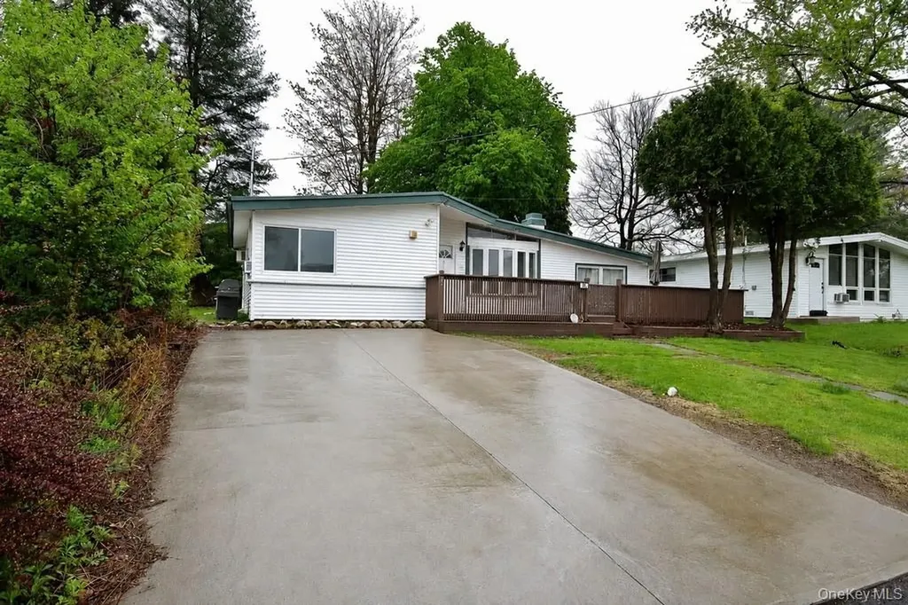 19 Crescent Circle Rock Hill NY 12775