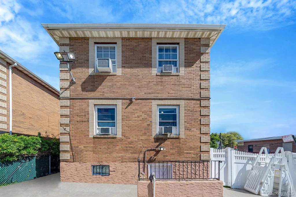 22032 147th Avenue Springfield Gardens NY 11413