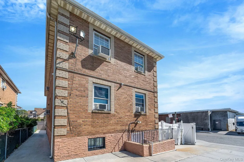 22032 147th Avenue Springfield Gardens NY 11413