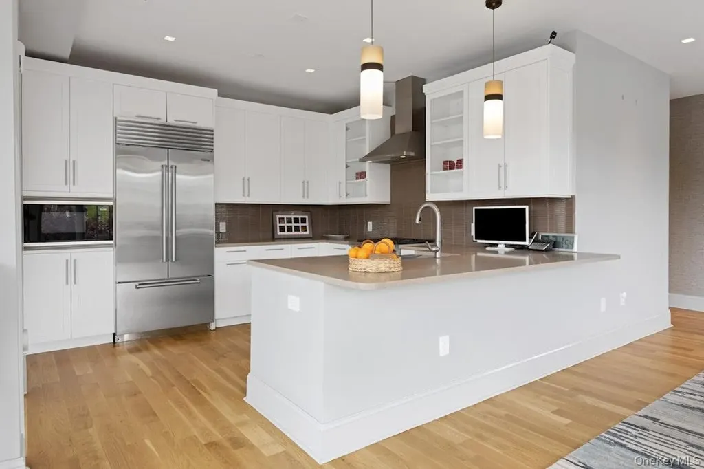 18 Rivers Edge - Unit 211 Drive Tarrytown NY 10591