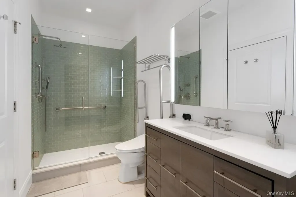 18 Rivers Edge - Unit 211 Drive Tarrytown NY 10591