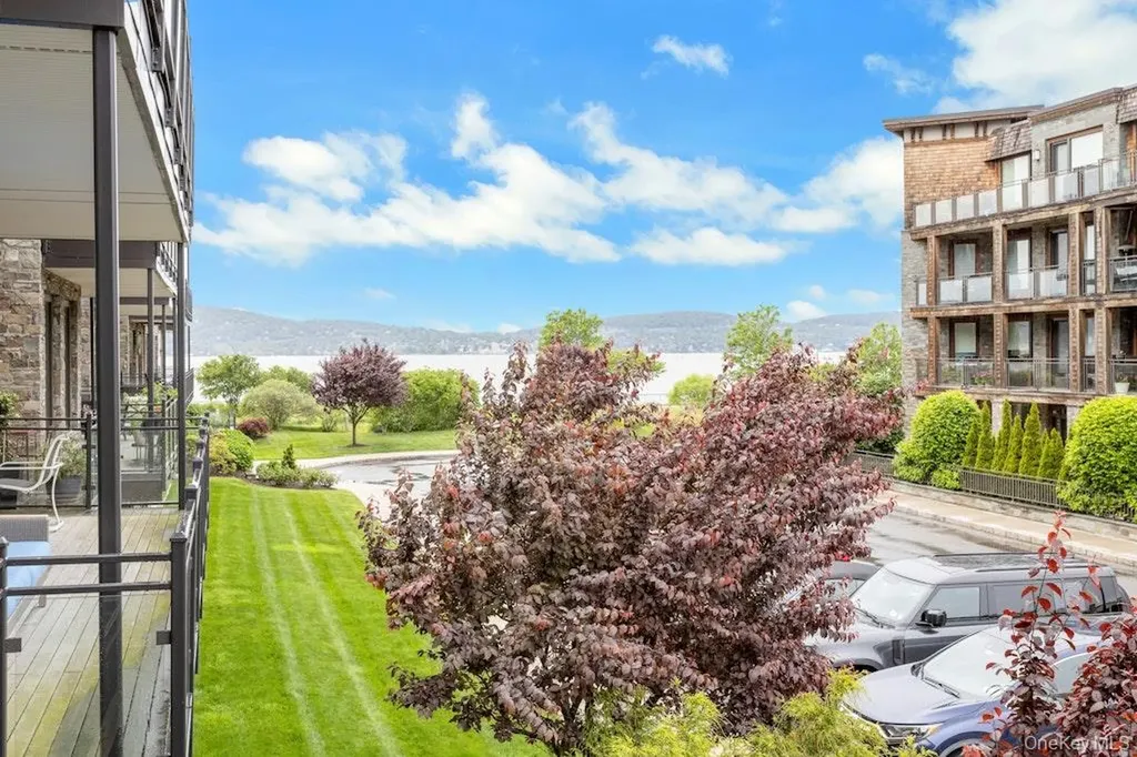 18 Rivers Edge - Unit 211 Drive Tarrytown NY 10591