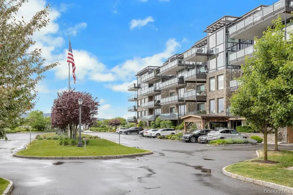 18 Rivers Edge - Unit 211 Drive Tarrytown NY 10591
