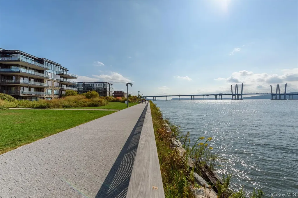 18 Rivers Edge - Unit 211 Drive Tarrytown NY 10591