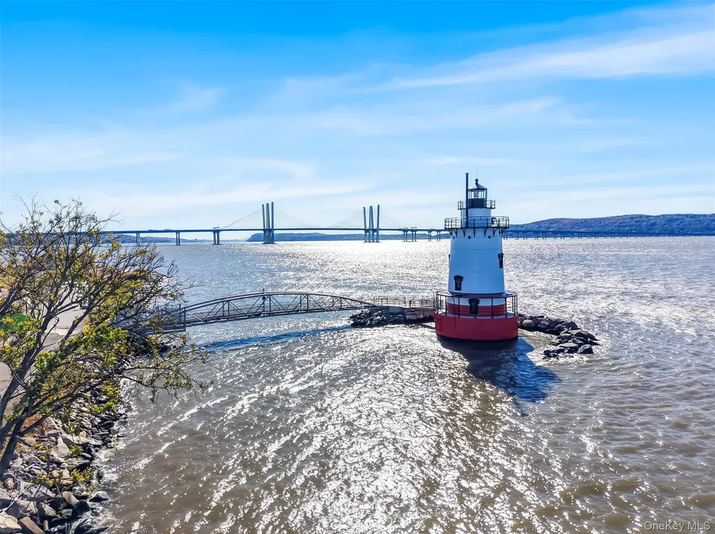 18 Rivers Edge - Unit 211 Drive Tarrytown NY 10591