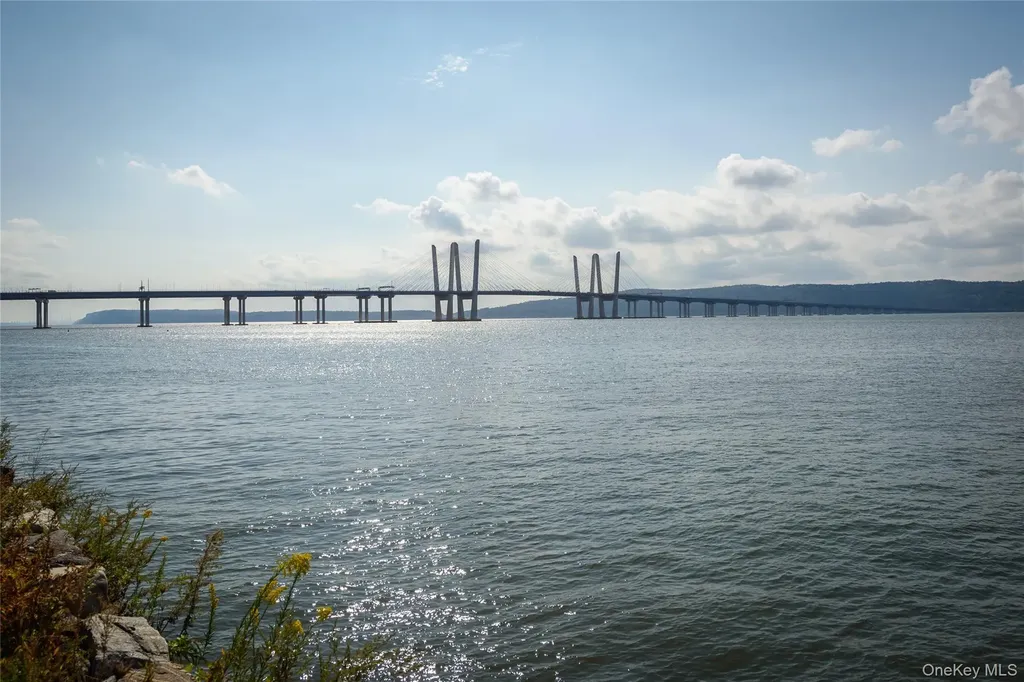 18 Rivers Edge - Unit 211 Drive Tarrytown NY 10591
