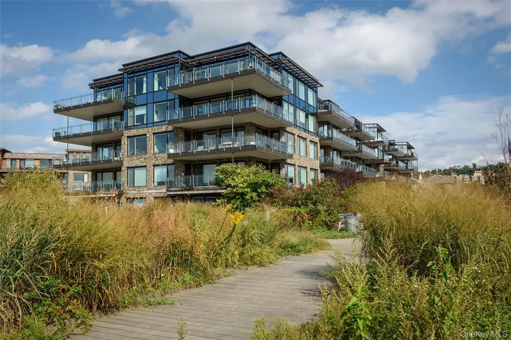 18 Rivers Edge - Unit 211 Drive Tarrytown NY 10591