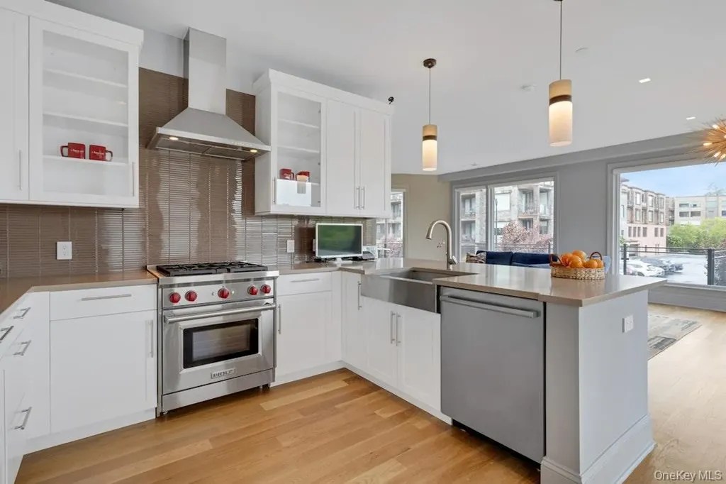 18 Rivers Edge - Unit 211 Drive Tarrytown NY 10591