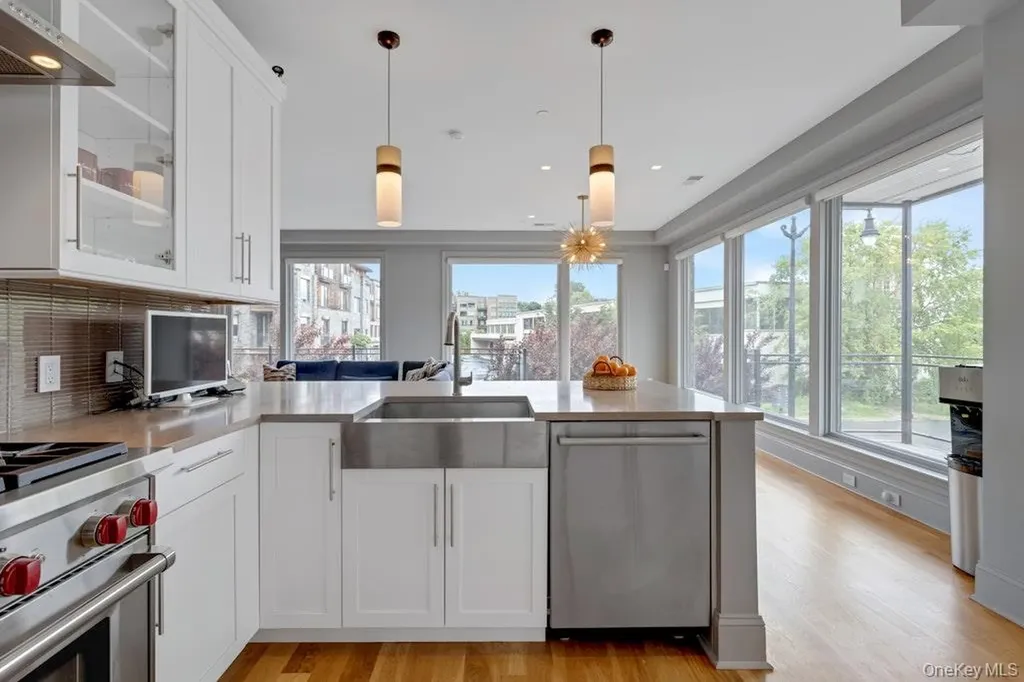 18 Rivers Edge - Unit 211 Drive Tarrytown NY 10591