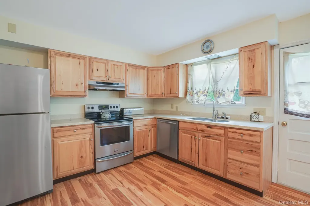 82 Roosevelt Road Hyde Park NY 12538
