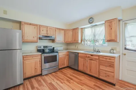 82 Roosevelt Road Hyde Park NY 12538