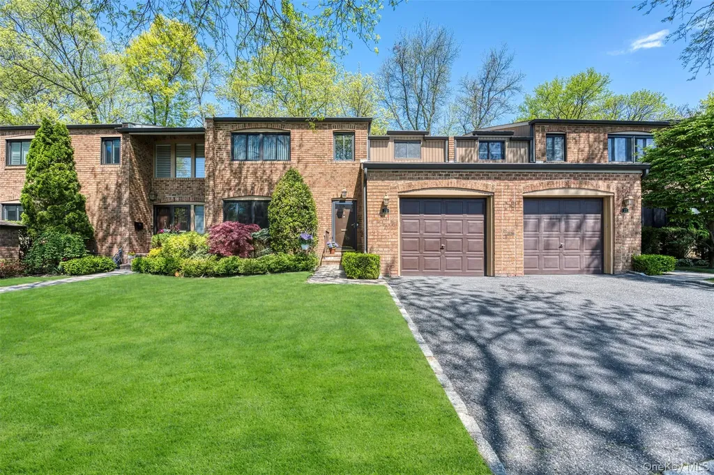 25 Windsor Gate Drive North Hills NY 11040