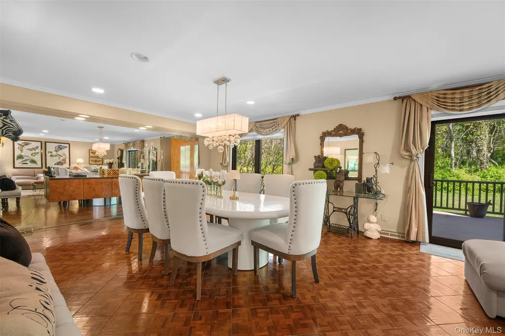 25 Windsor Gate Drive North Hills NY 11040