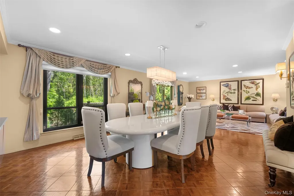 25 Windsor Gate Drive North Hills NY 11040