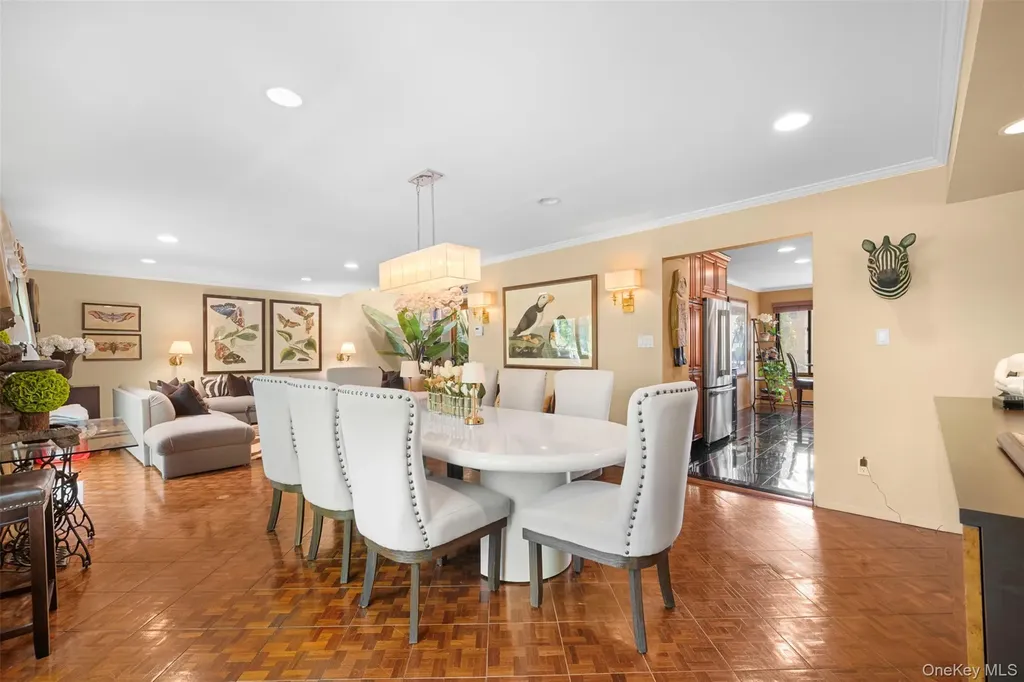 25 Windsor Gate Drive North Hills NY 11040