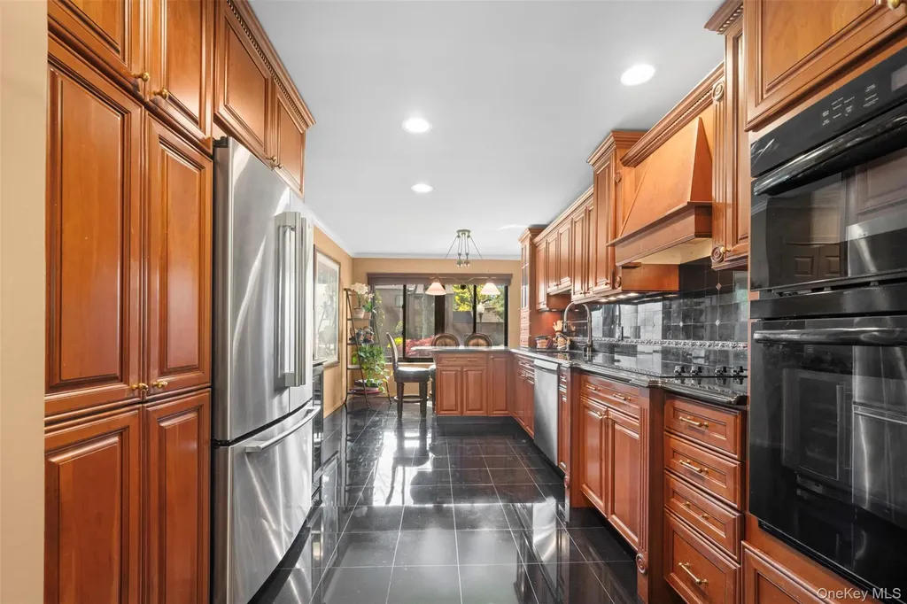 25 Windsor Gate Drive North Hills NY 11040