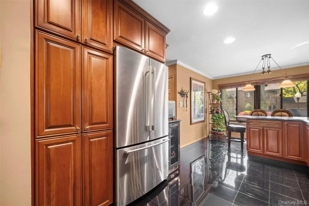 25 Windsor Gate Drive North Hills NY 11040