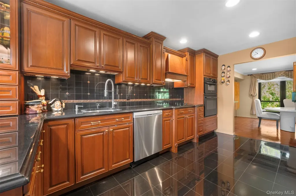 25 Windsor Gate Drive North Hills NY 11040